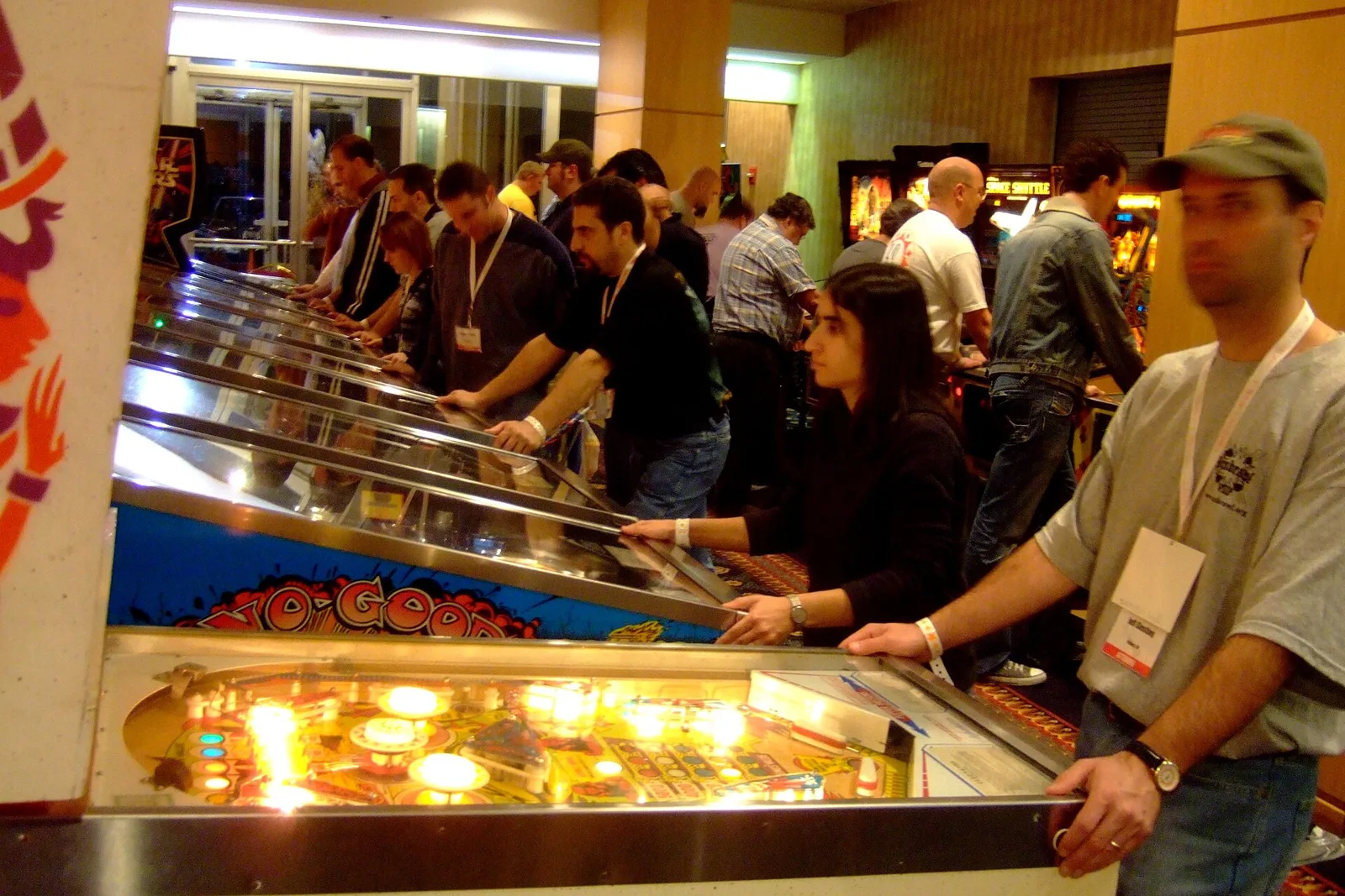 Spieler auf einer Flippermesse