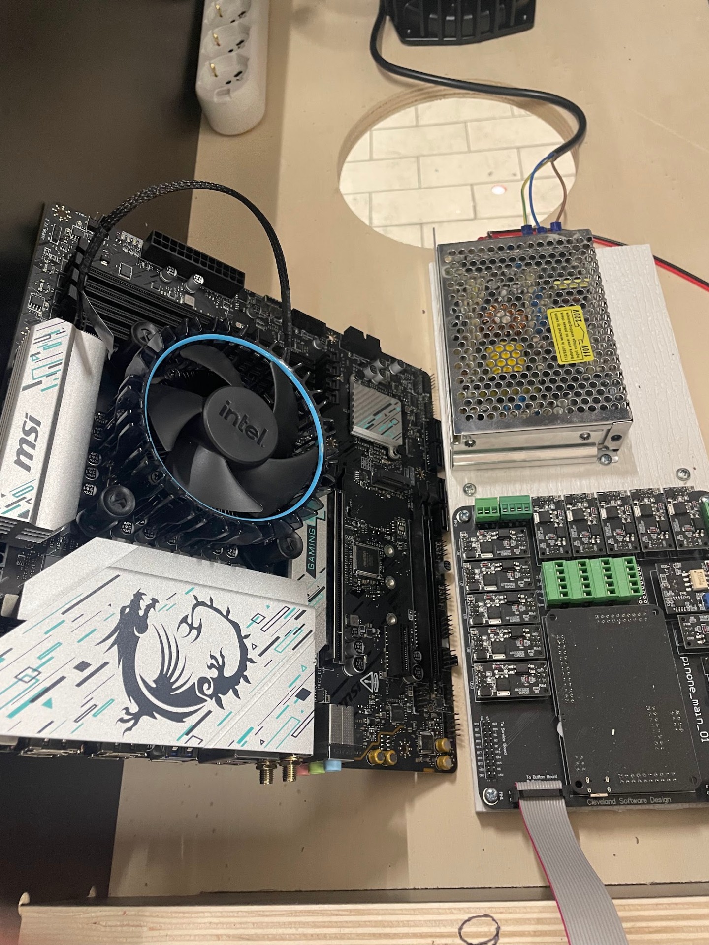 Composants internes d'un flipper digital BUMP assemblé à la main en France