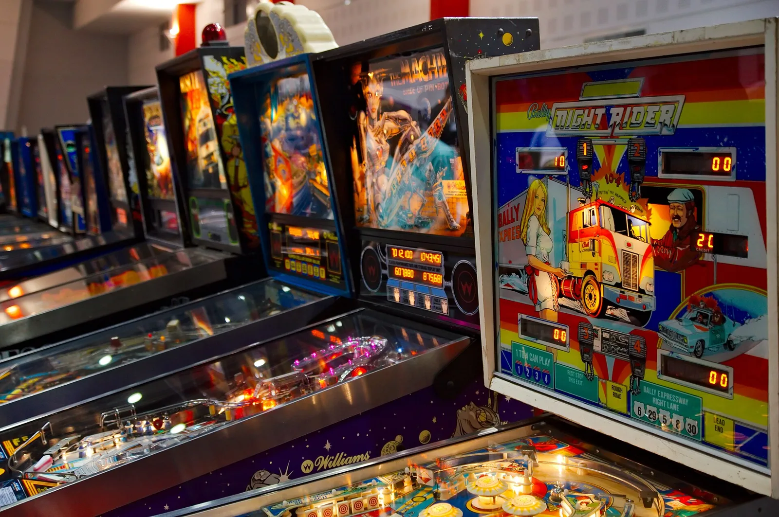 Reihe von Flipperautomaten verschiedener Hersteller und Epochen