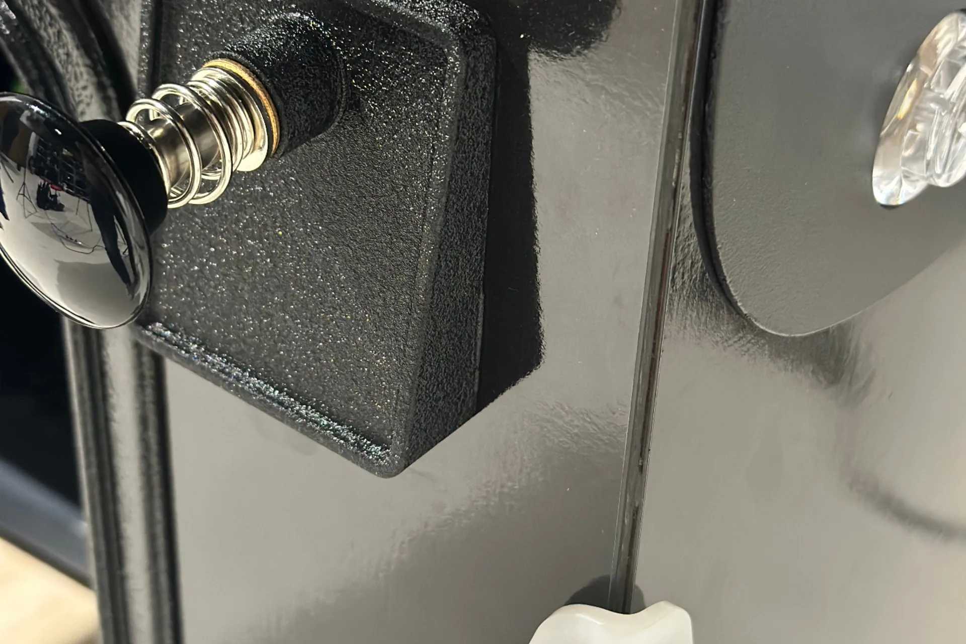 Detail des schwarzen Plungers und des beleuchteten Start-Knopfs — handmontierte BUMP-Verarbeitung