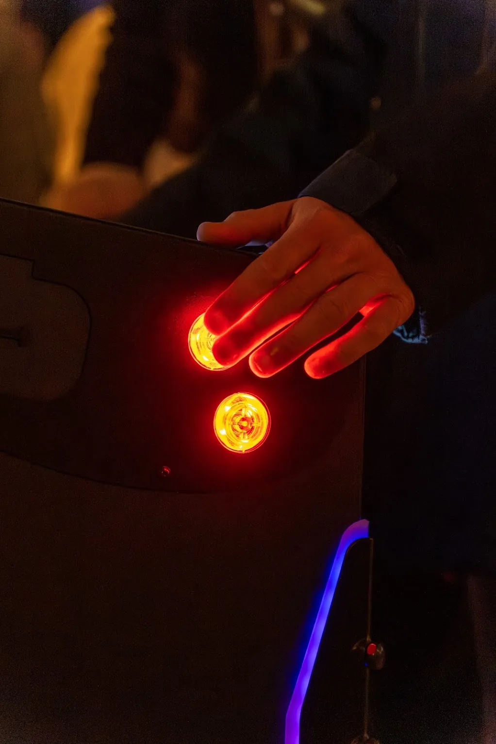 Bouton rouge lumineux du BUMP Pro — flipper digital prêt à jouer