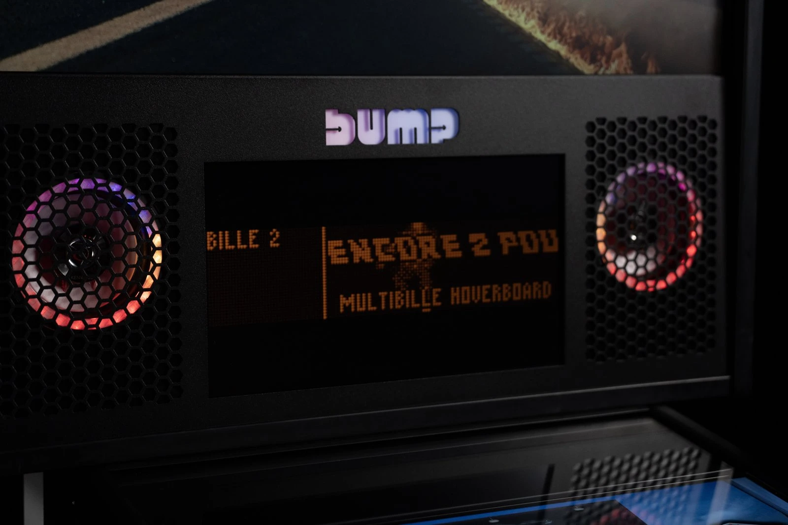 Punktmatrix-Anzeige eines elektronischen BUMP-Flippers kündigt einen Multiball an
