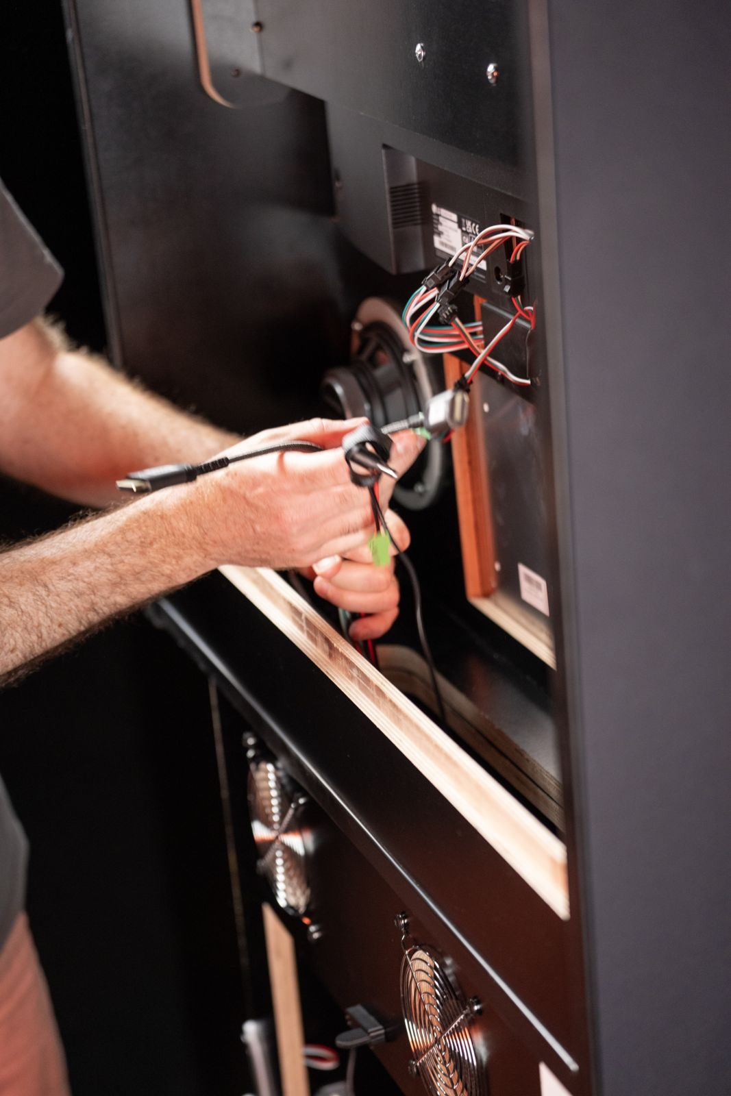 Handmontage eines BUMP-Flippers in Frankreich