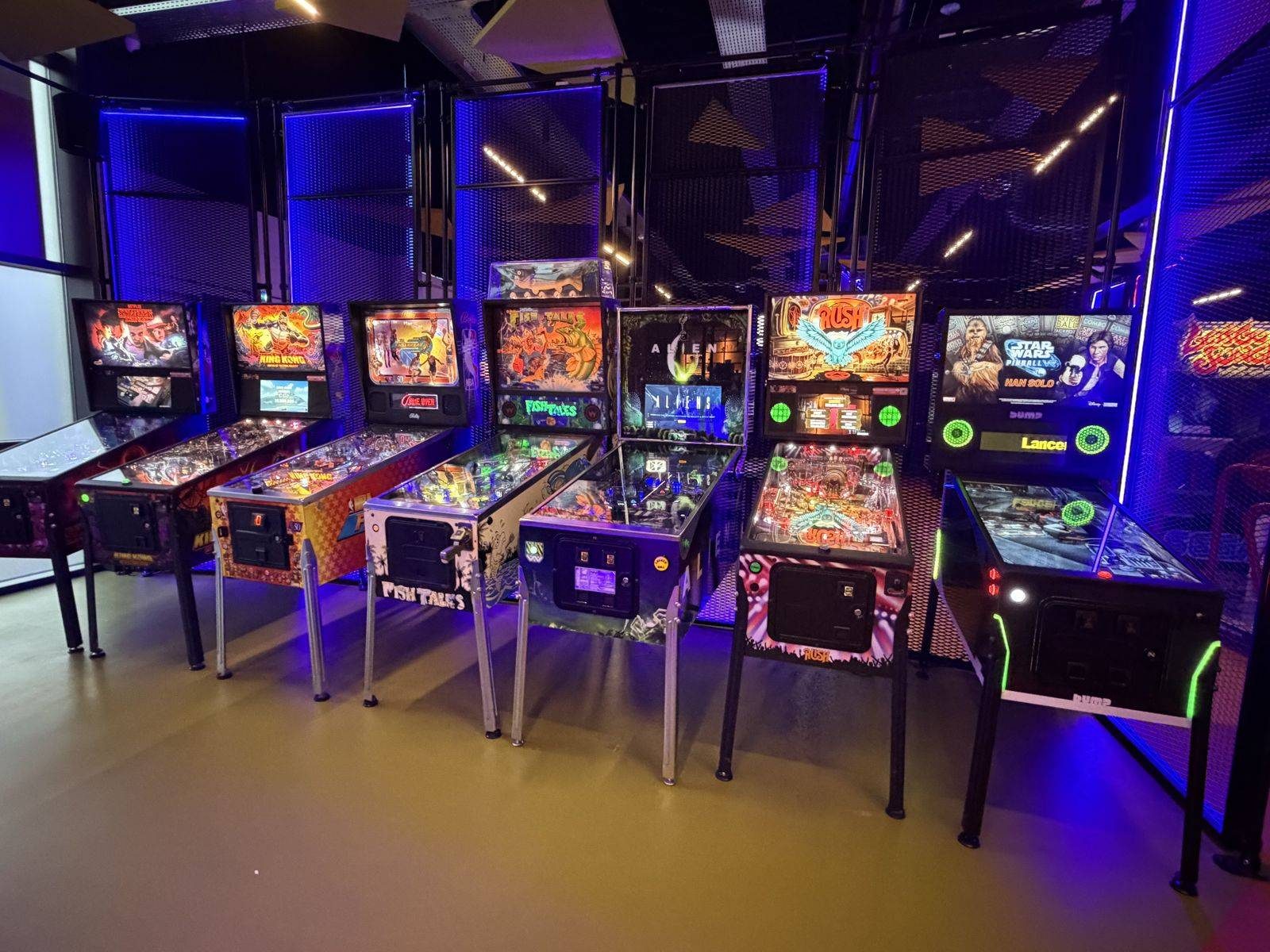 Mechanische Flipper neben einem BUMP-Simulator in einer Spielhalle