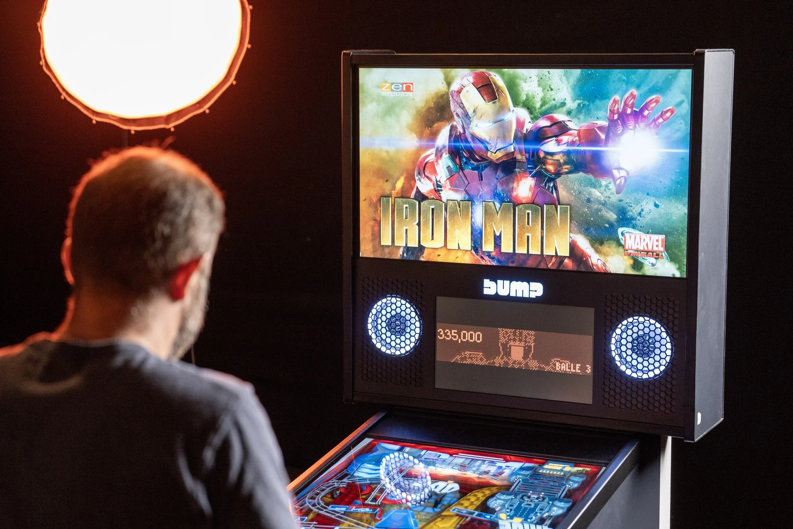 Jugador ante un BUMP, mesa de Iron Man de Zen Studios en el backbox y puntuación en el marcador