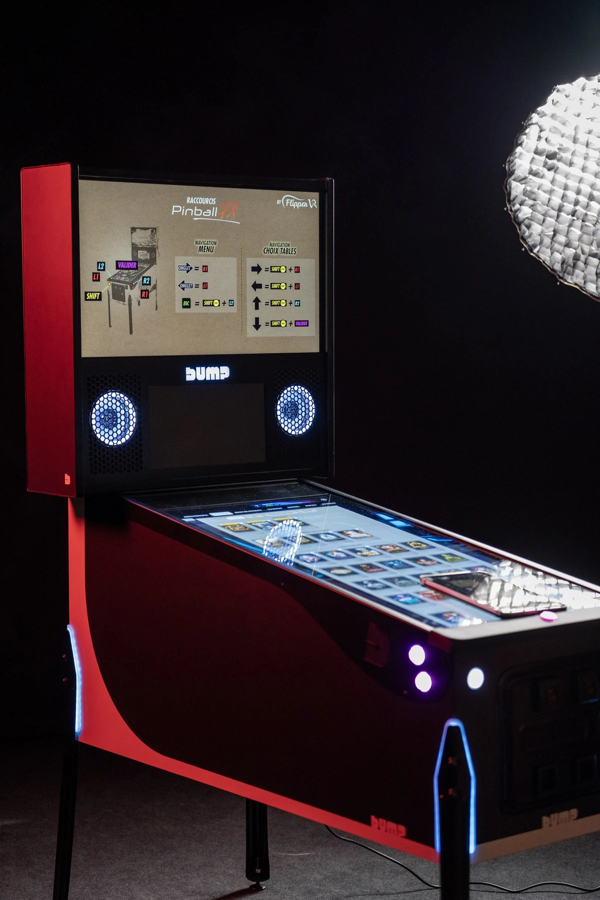 Simulador de pinball BUMP rojo visto de cuerpo entero: backbox, tablero bajo cristal y lanzador