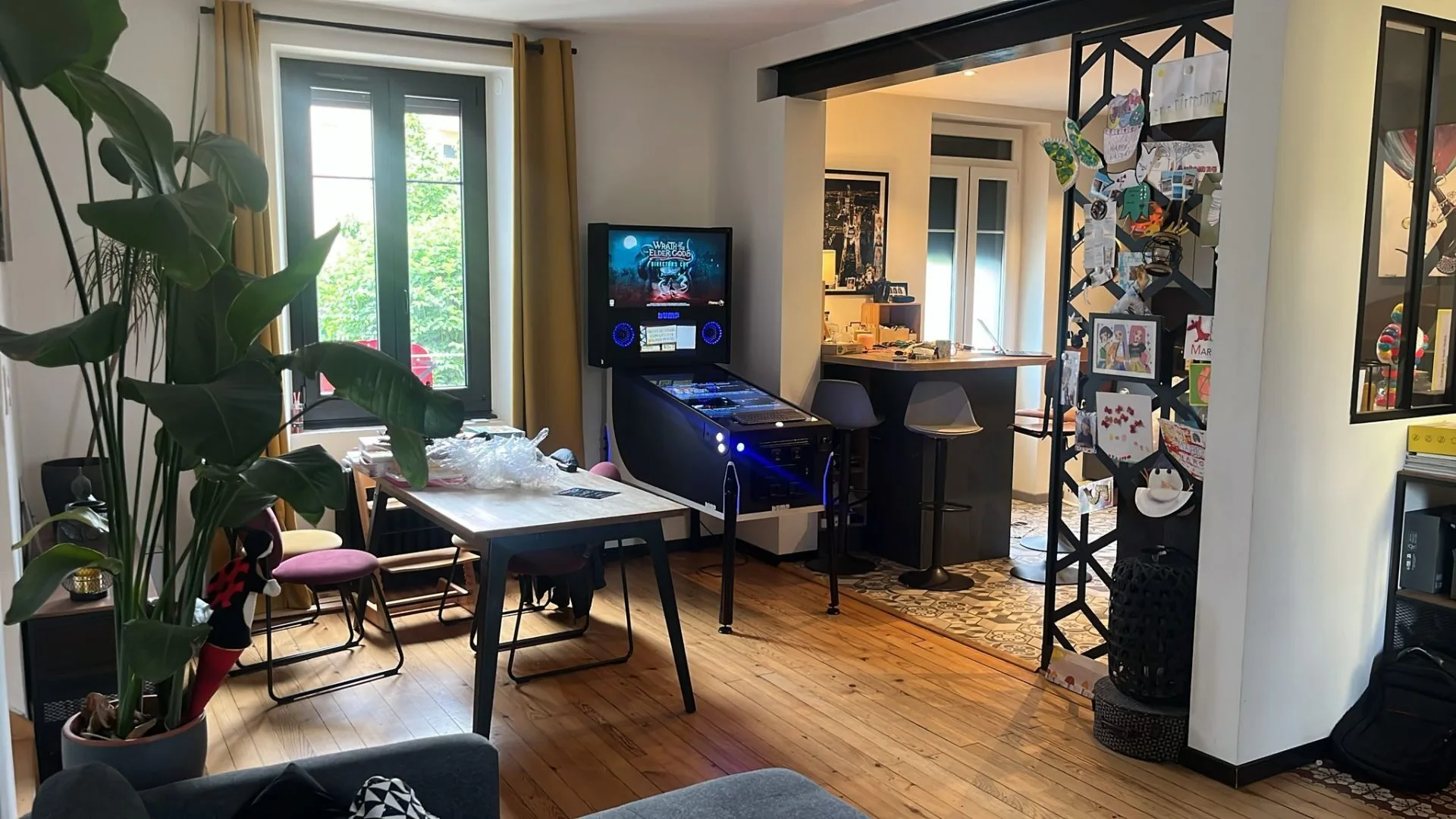 Flipper digital Bump installé dans un salon particulier — intégration réelle