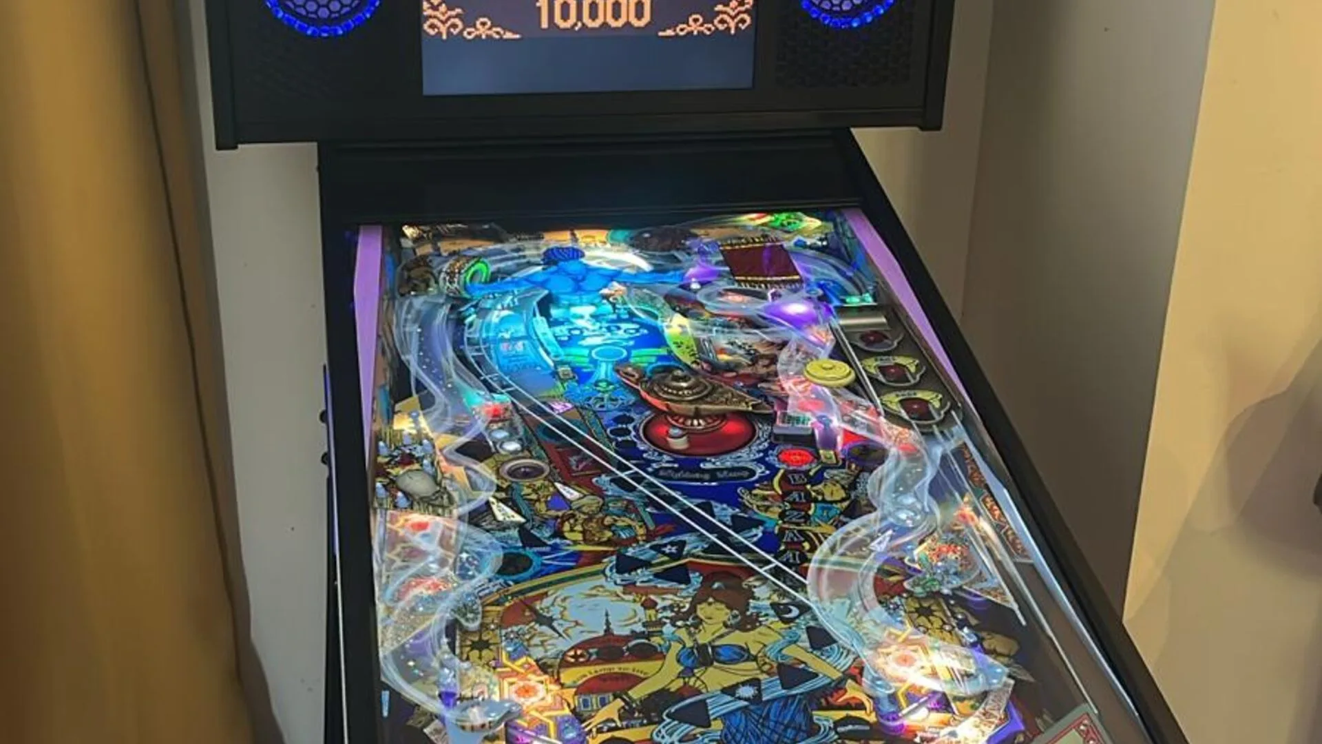 Pincab Bump avec table Tales of Arabian Nights — vue playfield dans un intérieur domestique